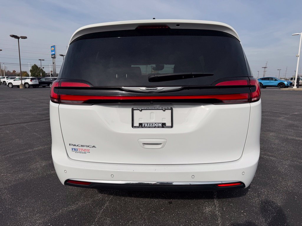 Used 2025 Chrysler Pacifica Select FWD image 6