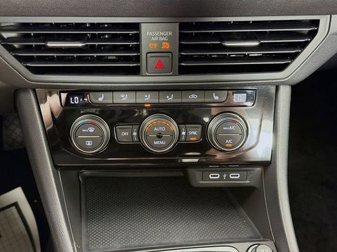 Used 2023 Volkswagen Jetta SE w/ Panoramic Sunroof Package FWD image 15