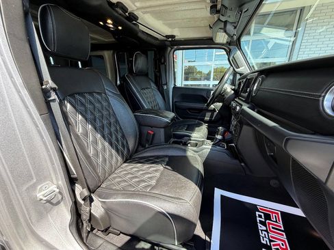 Used 2019 Jeep Wrangler Unlimited Sahara image 42
