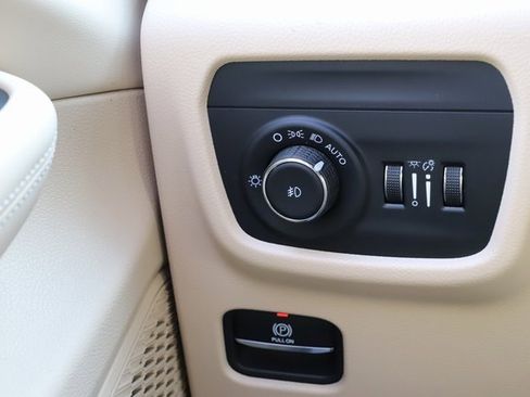 Used 2025 Jeep Grand Cherokee L Limited w/ Luxury Tech Group II image 37