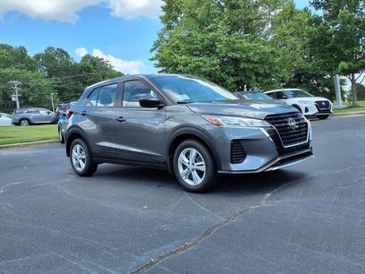 New 2025 Nissan Kicks Play S
