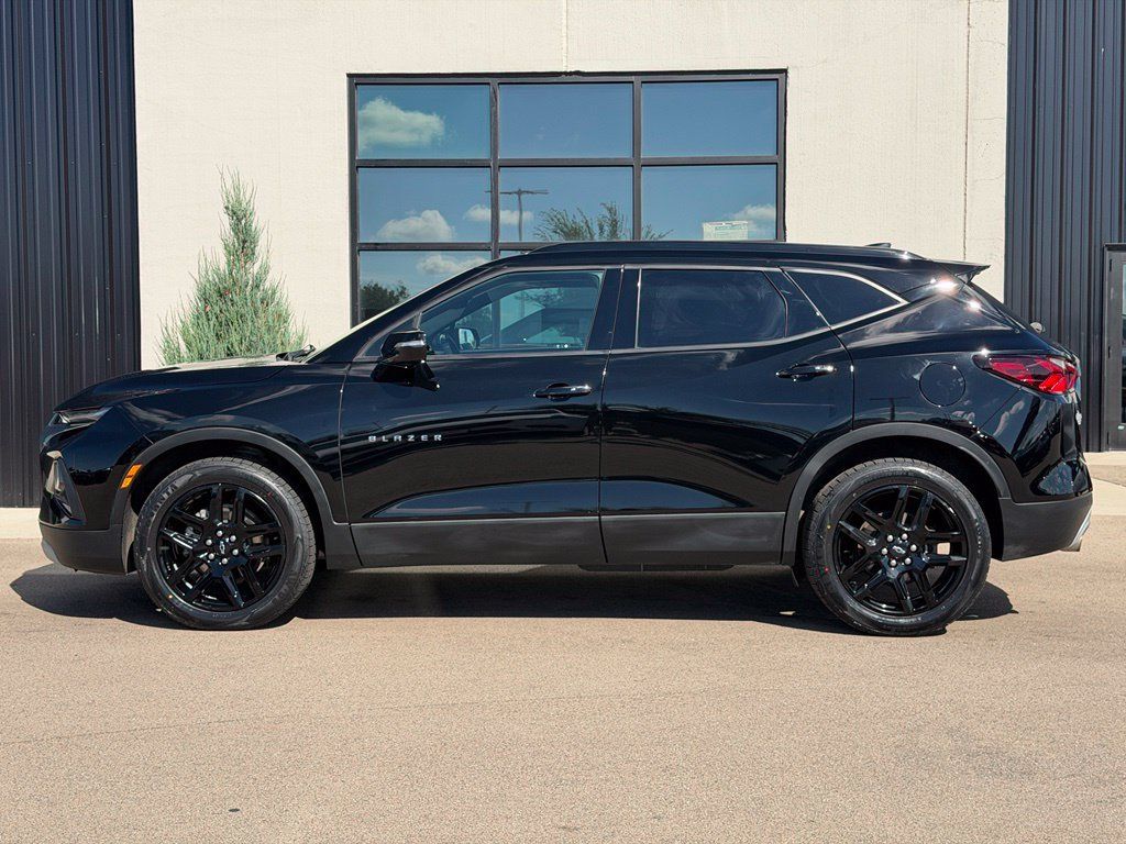Used 2022 Chevrolet Blazer LT w/ LPO, Black Grille Bar Package AWD/4WD image 2
