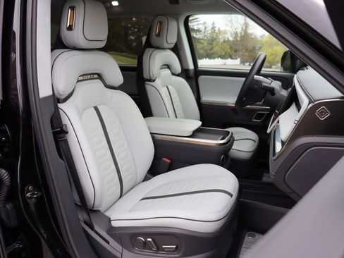 Used 2023 Rivian R1S Adventure AWD/4WD image 22