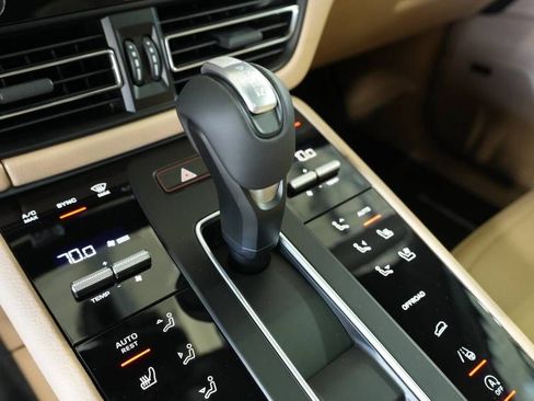 Certified 2025 Porsche Macan AWD/4WD image 24