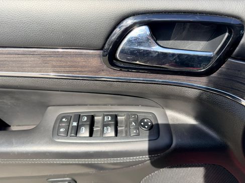 Used 2020 Jeep Grand Cherokee Overland AWD/4WD image 12