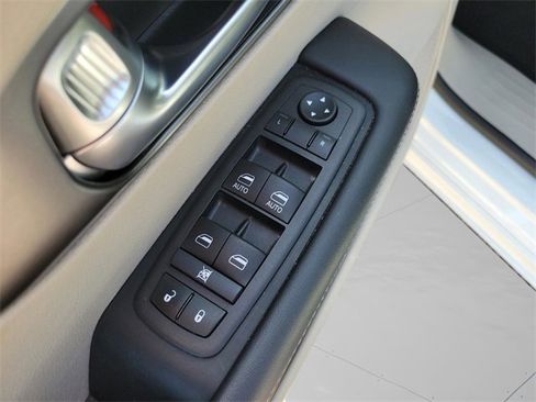 Used 2024 Chrysler Pacifica Touring-L image 13