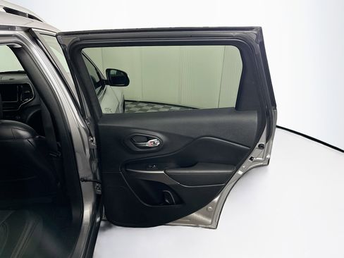 Used 2019 Jeep Cherokee Limited FWD image 29