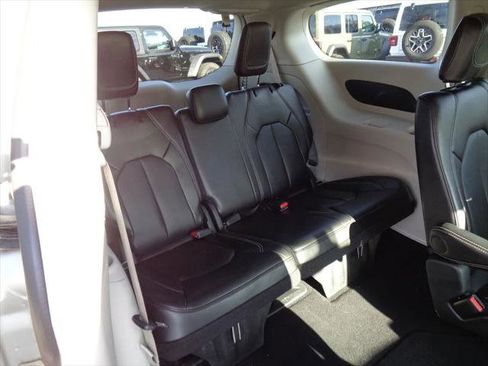 Certified 2024 Chrysler Pacifica Touring-L image 11