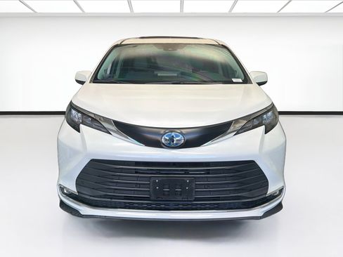 Used 2024 Toyota Sienna XLE w/ XLE Plus Package FWD image 2