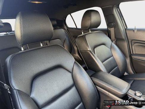 Used 2020 Mercedes-Benz GLA 250 4MATIC w/ Premium Package image 12