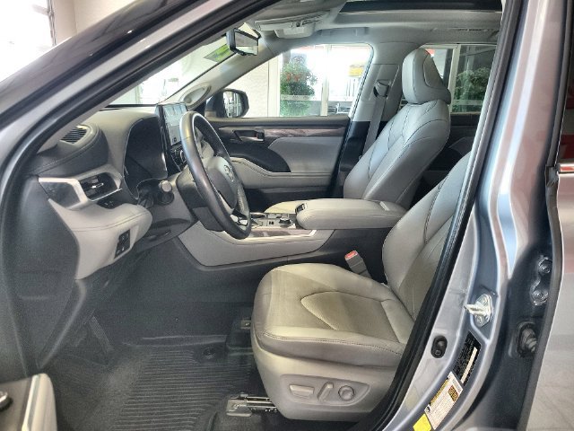 Used 2024 Toyota Highlander Platinum AWD/4WD image 12