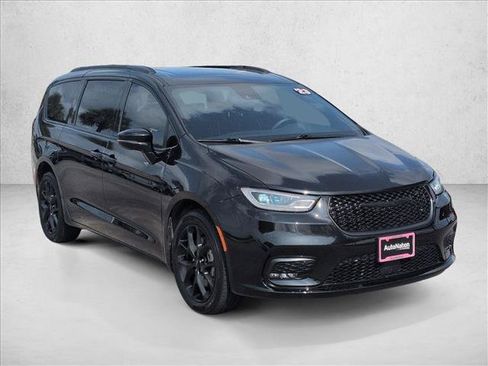 Used 2023 Chrysler Pacifica Limited w/ S Appearance Package AWD/4WD image 3