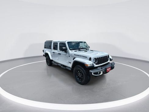Used 2025 Jeep Gladiator Sport AWD/4WD image 2
