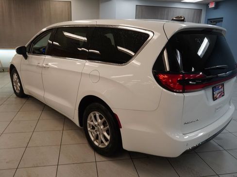 Used 2023 Chrysler Pacifica Touring-L FWD image 7