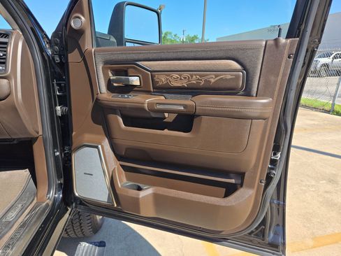 Used 2025 RAM 2500 Limited AWD/4WD image 26