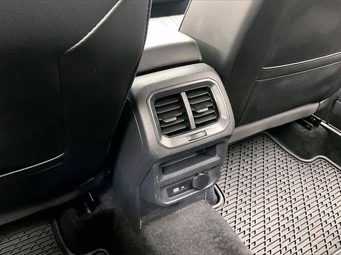 Used 2024 Volkswagen Tiguan SE image 33