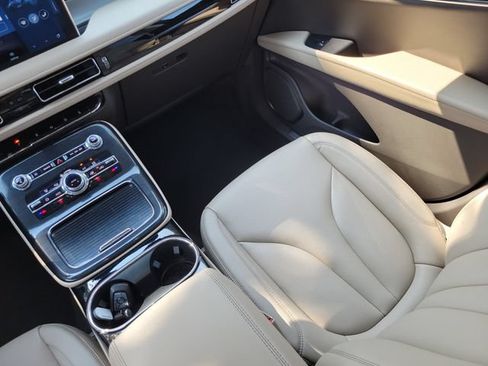 Used 2023 Lincoln Nautilus AWD w/ Premium Package image 28