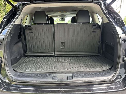 Certified 2020 Toyota Highlander XLE AWD/4WD image 11