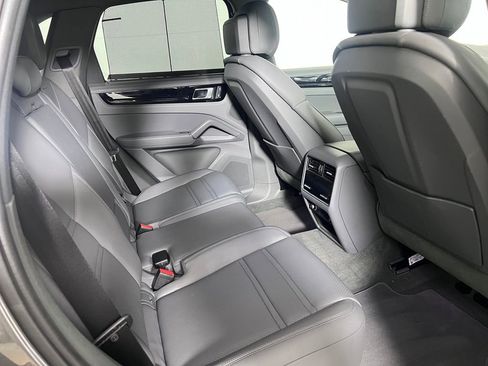 Certified 2023 Porsche Cayenne AWD/4WD image 25