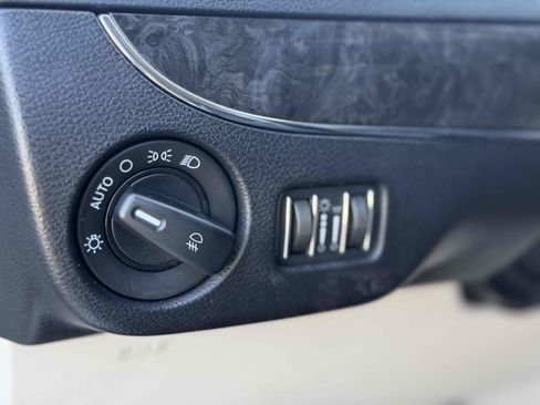 Used 2011 Chrysler Town & Country Touring-L w/ Entertainment Group #2 FWD image 33