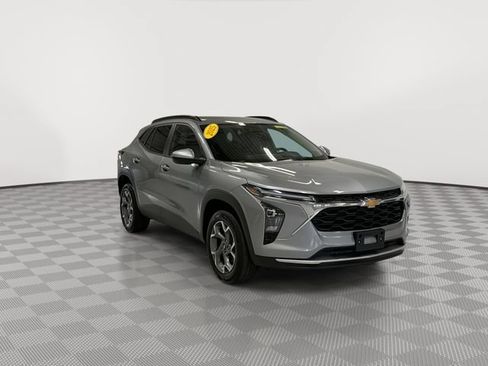 Certified 2025 Chevrolet Trax LT w/ LT Convenience Package FWD image 2