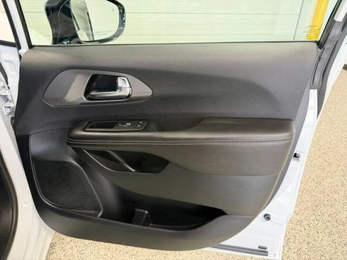 Used 2026 Chrysler Pacifica Select FWD image 22