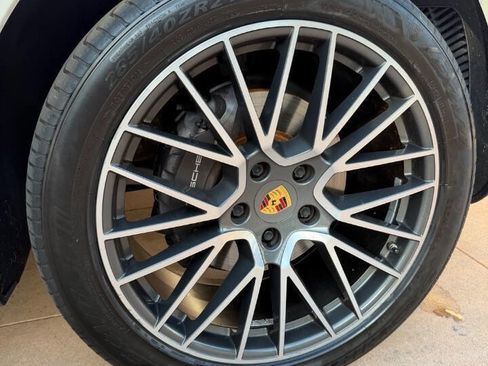 Used 2019 Porsche Cayenne w/ Premium Package image 37