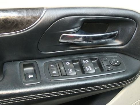 Used 2016 Chrysler Town & Country Touring w/ Driver Convenience Group image 19