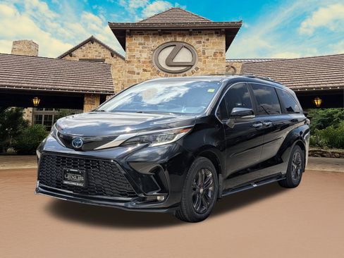 Used 2024 Toyota Sienna XSE w/ XSE Premium Package AWD/4WD image 4