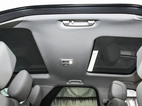 Used 2025 Land Rover Discovery S image 58