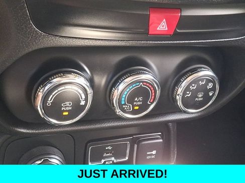 Used 2017 Jeep Renegade Altitude AWD/4WD image 15