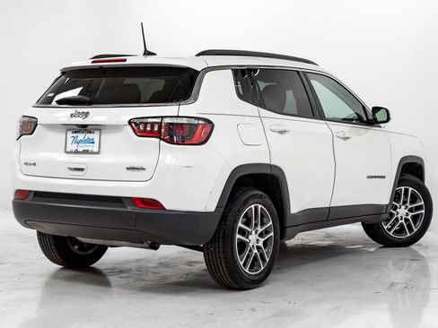 Used 2020 Jeep Compass Latitude w/ Cold Weather Group AWD/4WD image 28