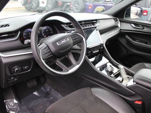 Used 2023 Jeep Grand Cherokee Altitude image 3