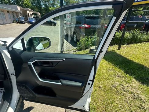 Used 2022 Toyota RAV4 LE AWD/4WD image 33