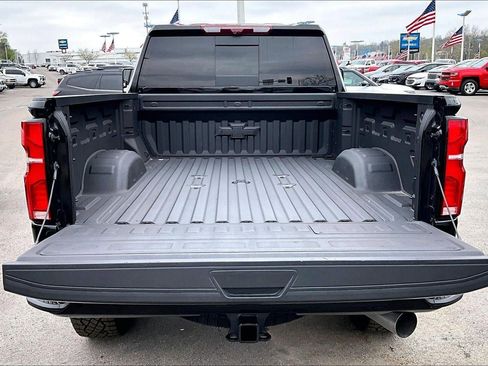 Used 2025 Chevrolet Silverado 2500 ZR2 w/ Technology Package AWD/4WD image 4