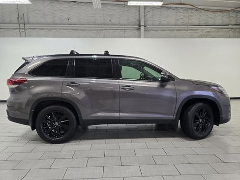 Used 2019 Toyota Highlander SE AWD/4WD image 17