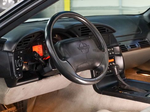 Used 1996 Chevrolet Corvette Convertible RWD image 12