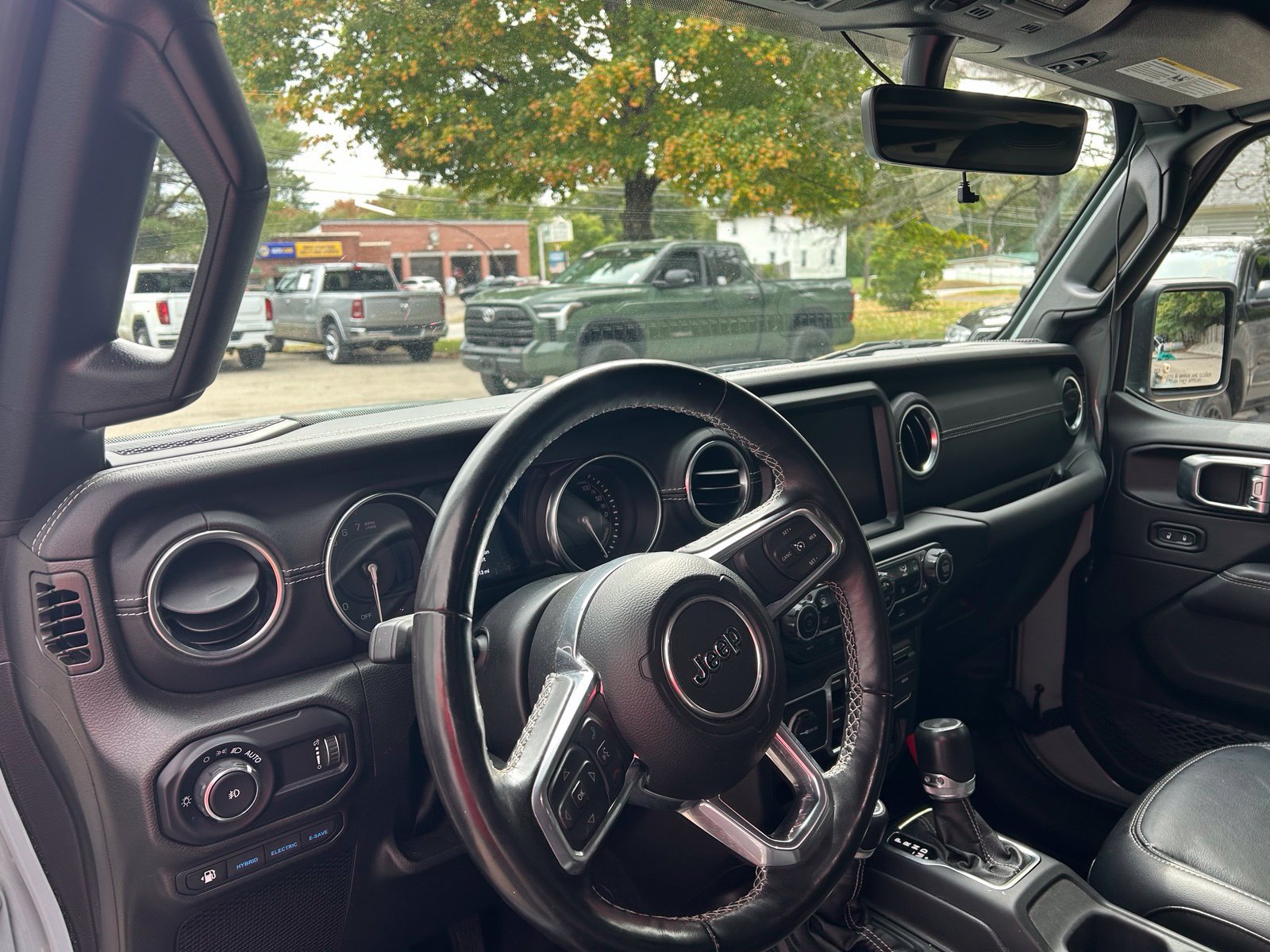 Used 2023 Jeep Wrangler Unlimited Sahara w/ Cold Weather Group AWD/4WD image 11