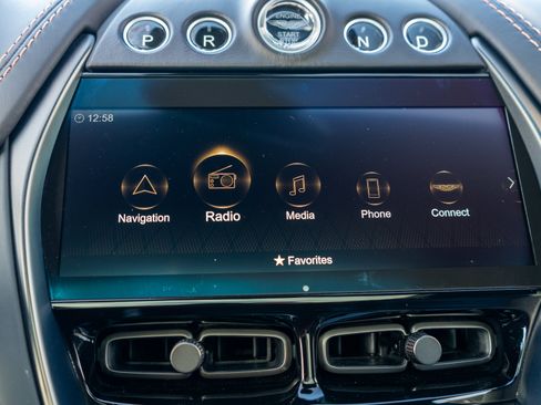 Used 2022 Aston Martin DBX image 21