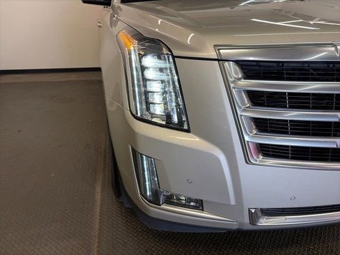 Used 2015 Cadillac Escalade Luxury image 2