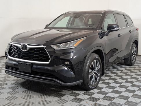 Used 2020 Toyota Highlander XLE image 1