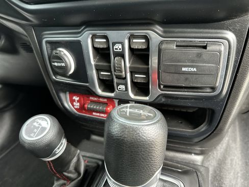 Used 2023 Jeep Gladiator Rubicon w/ Cold Weather Group AWD/4WD image 18