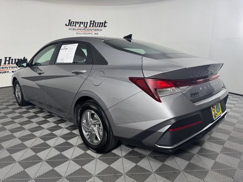 Used 2025 Hyundai Elantra SE FWD image 8