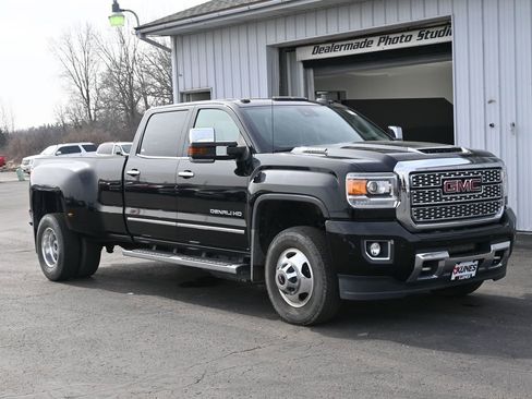 Used 2018 GMC Sierra 3500 Denali w/ Duramax Plus Package image 4