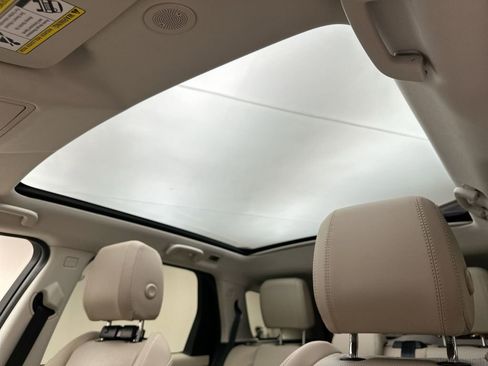 Used 2023 Land Rover Discovery Sport SE image 19