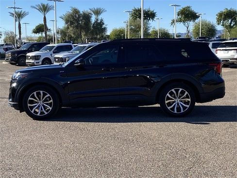 Used 2025 Ford Explorer ST-Line image 3