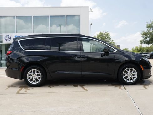 Used 2022 Chrysler Pacifica Touring-L FWD image 4