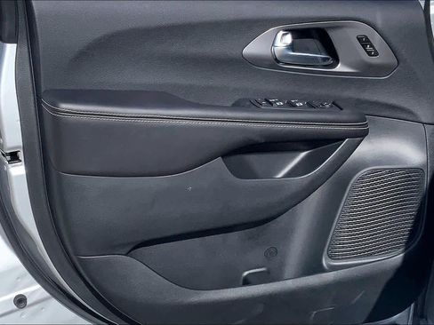 New 2026 Chrysler Pacifica Select image 10
