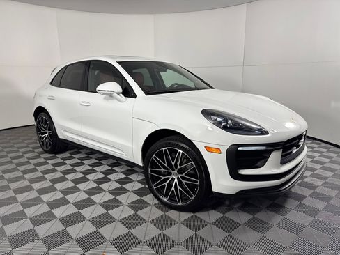 Certified 2025 Porsche Macan image 7