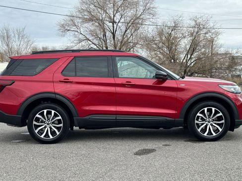 Certified 2025 Ford Explorer ST-Line image 8